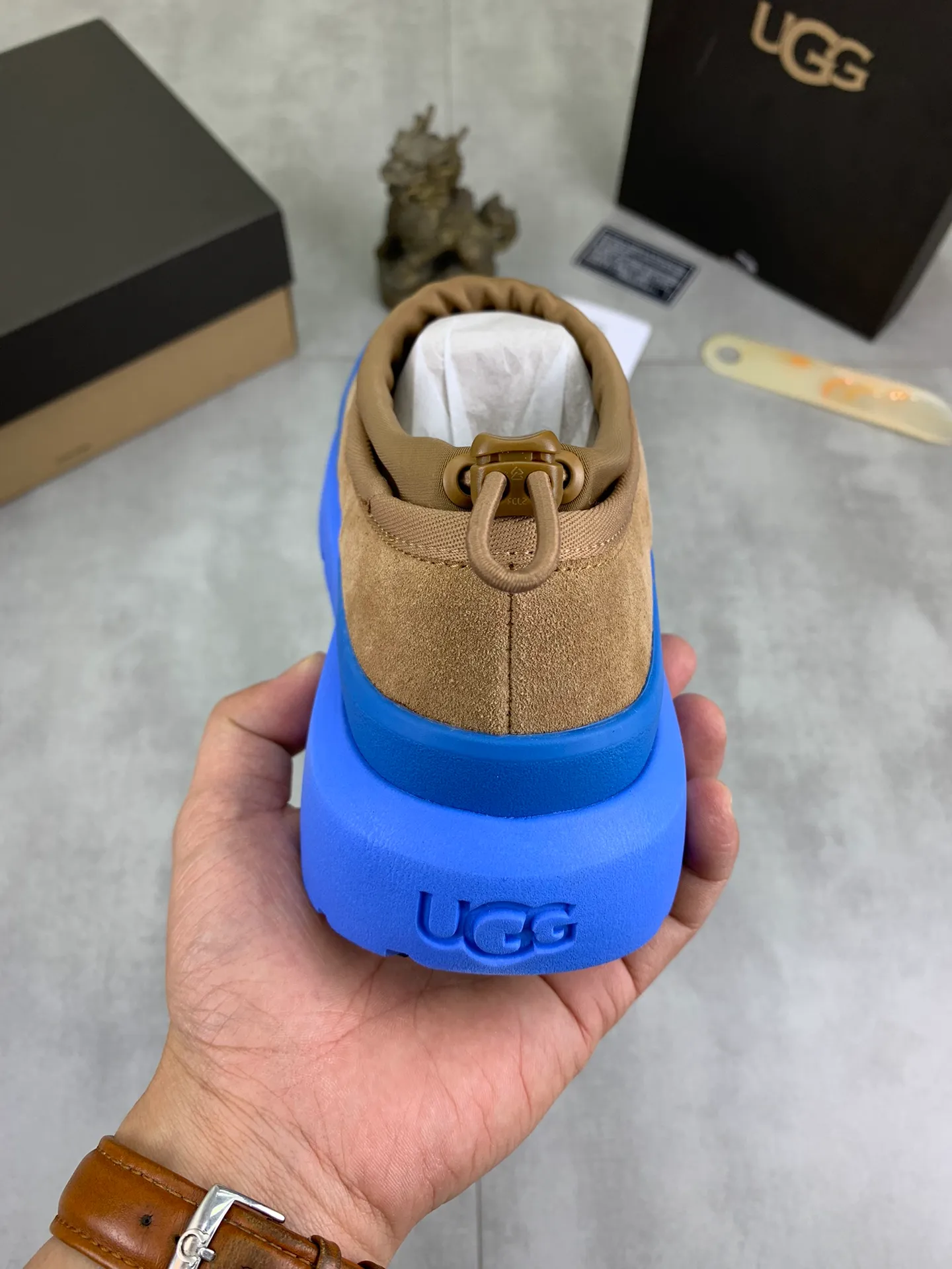 Men's Men's Shoes💰P460 New Couple Style👫 UGG Tasman Weather Hybrid One-second Snow Boots👢 Wang Yibo's same 👏 classic Tasman shoe model is added with a large orange sole, functional color contrast design, environmentally friendly waterproof and snowproof material, which is both fashionable and functional. At the same time, it is paired with the new UGG Keen furry color-blocking jacket. Bright orange and maroon collide to create a new light outdoor style and open up a new travel experience in early autumn! Using the best materials, the 17mm fur integrated surface is warmer and breathable, and the outsole is upgraded to a lightweight and wear-resistant light wing technology outsole! Size: 35-45 for men and women Official website color: 3⃣️ colors available